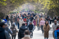 NEWS - Coronavirus: Einwohner Londons spazieren im Regents Park