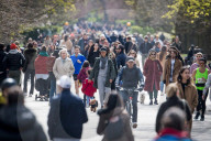 NEWS - Coronavirus: Einwohner Londons spazieren im Regents Park