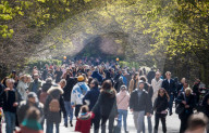 NEWS - Coronavirus: Einwohner Londons spazieren im Regents Park