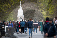 NEWS - Coronavirus: Einwohner Londons spazieren im Regents Park