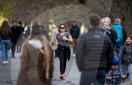 NEWS - Coronavirus: Einwohner Londons spazieren im Regents Park