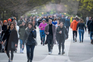 NEWS - Coronavirus: Einwohner Londons spazieren im Regents Park