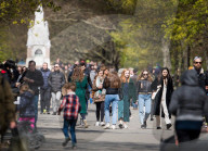 NEWS - Coronavirus: Einwohner Londons spazieren im Regents Park