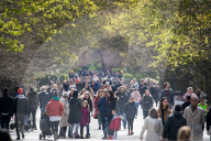 NEWS - Coronavirus: Einwohner Londons spazieren im Regents Park