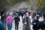 NEWS - Coronavirus: Einwohner Londons spazieren im Regents Park