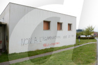 NEWS - Eine Gebetshalle in Rennes wird mit einem Dutzend islamfeindlicher Inschriften beschmiert