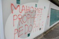 NEWS - Eine Gebetshalle in Rennes wird mit einem Dutzend islamfeindlicher Inschriften beschmiert