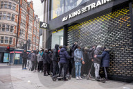 NEWS - Coronavirus: Londoner stehen am Montag morgen vor Geschäften in der Oxford Street Schlange 