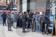 NEWS - Coronavirus: Londoner stehen am Montag morgen vor Geschäften in der Oxford Street Schlange 