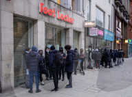 NEWS - Coronavirus: Londoner stehen am Montag morgen vor Geschäften in der Oxford Street Schlange 