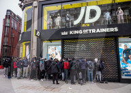 NEWS - Coronavirus: Londoner stehen am Montag morgen vor Geschäften in der Oxford Street Schlange 