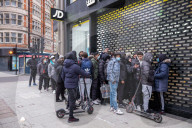 NEWS - Coronavirus: Londoner stehen am Montag morgen vor Geschäften in der Oxford Street Schlange 