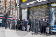 NEWS - Coronavirus: Londoner stehen am Montag morgen vor Geschäften in der Oxford Street Schlange 
