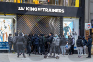 NEWS - Coronavirus: Londoner stehen am Montag morgen vor Geschäften in der Oxford Street Schlange 