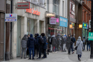 NEWS - Coronavirus: Londoner stehen am Montag morgen vor Geschäften in der Oxford Street Schlange 