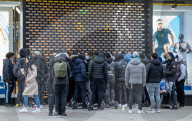 NEWS - Coronavirus: Londoner stehen am Montag morgen vor Geschäften in der Oxford Street Schlange 