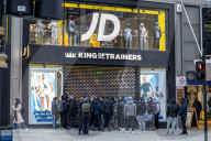 NEWS - Coronavirus: Londoner stehen am Montag morgen vor Geschäften in der Oxford Street Schlange 