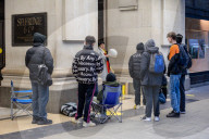 NEWS - Coronavirus: Londoner stehen am Montag morgen vor Geschäften in der Oxford Street Schlange 