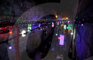 NEWS - Jerusalem:  Lichter in der Nähe der al-Aqsa-Moschee zu Beginn des Ramadans