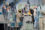NEWS - Coronavirus: Erste Shopper im Kleiderladen Primark in Essex nach den Lockerungen
