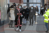 NEWS - Coronavirus: Erste Shopper im Kleiderladen Primark in Essex nach den Lockerungen