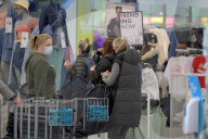 NEWS - Coronavirus: Erste Shopper im Kleiderladen Primark in Essex nach den Lockerungen