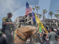 NEWS - "White Lives Matter"- und "Black Lives Matter"-Protestierende treffen in Huntington Beach aufeinander