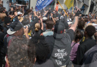 NEWS - "White Lives Matter"- und "Black Lives Matter"-Protestierende treffen in Huntington Beach aufeinander
