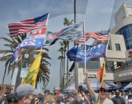 NEWS - "White Lives Matter"- und "Black Lives Matter"-Protestierende treffen in Huntington Beach aufeinander