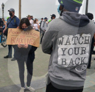 NEWS - "White Lives Matter"- und "Black Lives Matter"-Protestierende treffen in Huntington Beach aufeinander