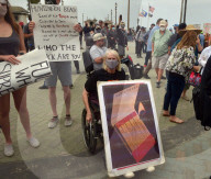 NEWS - "White Lives Matter"- und "Black Lives Matter"-Protestierende treffen in Huntington Beach aufeinander
