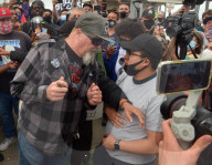 NEWS - "White Lives Matter"- und "Black Lives Matter"-Protestierende treffen in Huntington Beach aufeinander
