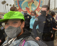 NEWS - "White Lives Matter"- und "Black Lives Matter"-Protestierende treffen in Huntington Beach aufeinander