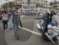 NEWS - "White Lives Matter"- und "Black Lives Matter"-Protestierende treffen in Huntington Beach aufeinander