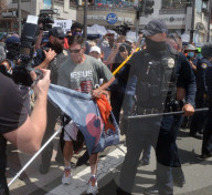 NEWS - "White Lives Matter"- und "Black Lives Matter"-Protestierende treffen in Huntington Beach aufeinander