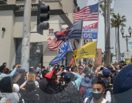 NEWS - "White Lives Matter"- und "Black Lives Matter"-Protestierende treffen in Huntington Beach aufeinander