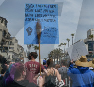 NEWS - "White Lives Matter"- und "Black Lives Matter"-Protestierende treffen in Huntington Beach aufeinander