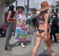 NEWS - "White Lives Matter"- und "Black Lives Matter"-Protestierende treffen in Huntington Beach aufeinander
