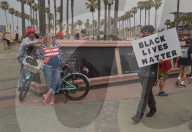 NEWS - "White Lives Matter"- und "Black Lives Matter"-Protestierende treffen in Huntington Beach aufeinander