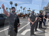 NEWS - "White Lives Matter"- und "Black Lives Matter"-Protestierende treffen in Huntington Beach aufeinander