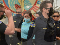 NEWS - "White Lives Matter"- und "Black Lives Matter"-Protestierende treffen in Huntington Beach aufeinander