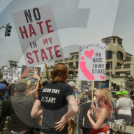 NEWS - "White Lives Matter"- und "Black Lives Matter"-Protestierende treffen in Huntington Beach aufeinander