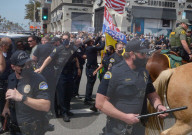 NEWS - "White Lives Matter"- und "Black Lives Matter"-Protestierende treffen in Huntington Beach aufeinander