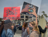 NEWS - "White Lives Matter"- und "Black Lives Matter"-Protestierende treffen in Huntington Beach aufeinander