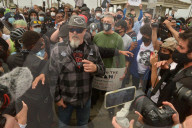 NEWS - "White Lives Matter"- und "Black Lives Matter"-Protestierende treffen in Huntington Beach aufeinander