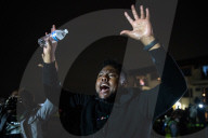 NEWS - Protestierende vor dem Brooklyn Center in Minnesota nach der Tötung von Daunte Wright