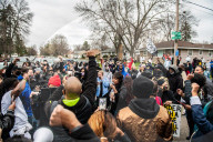 NEWS - Protestierende vor dem Brooklyn Center in Minnesota nach der Tötung von Daunte Wright
