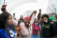 NEWS - Protestierende vor dem Brooklyn Center in Minnesota nach der Tötung von Daunte Wright