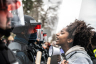 NEWS - Protestierende vor dem Brooklyn Center in Minnesota nach der Tötung von Daunte Wright