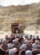 FEATURE - Die höchsten Töne: Klavierstimmer Desmond O'Keeffe bringt ein Klavier in das 4000 Meter hoch gelegene Dorf Lingshed im indischen Himalaya